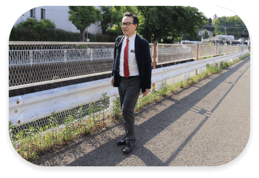 丸茂社会保険労務士が歩いている様子